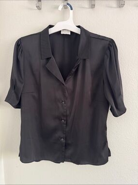 Violet & Claire Black Satin Short-Sleeve Button-Down Top